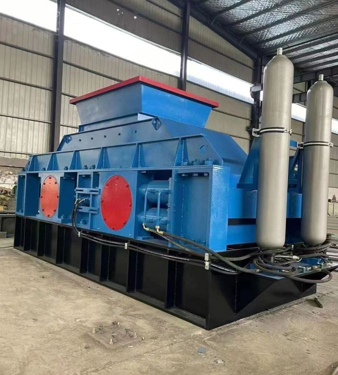 Fully automatic hydraulic roll crusher