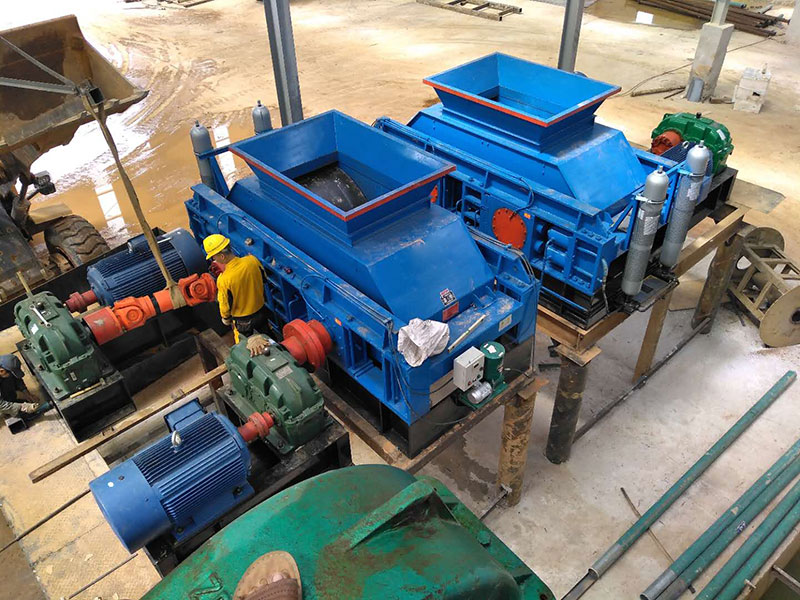 Roller sand making machine